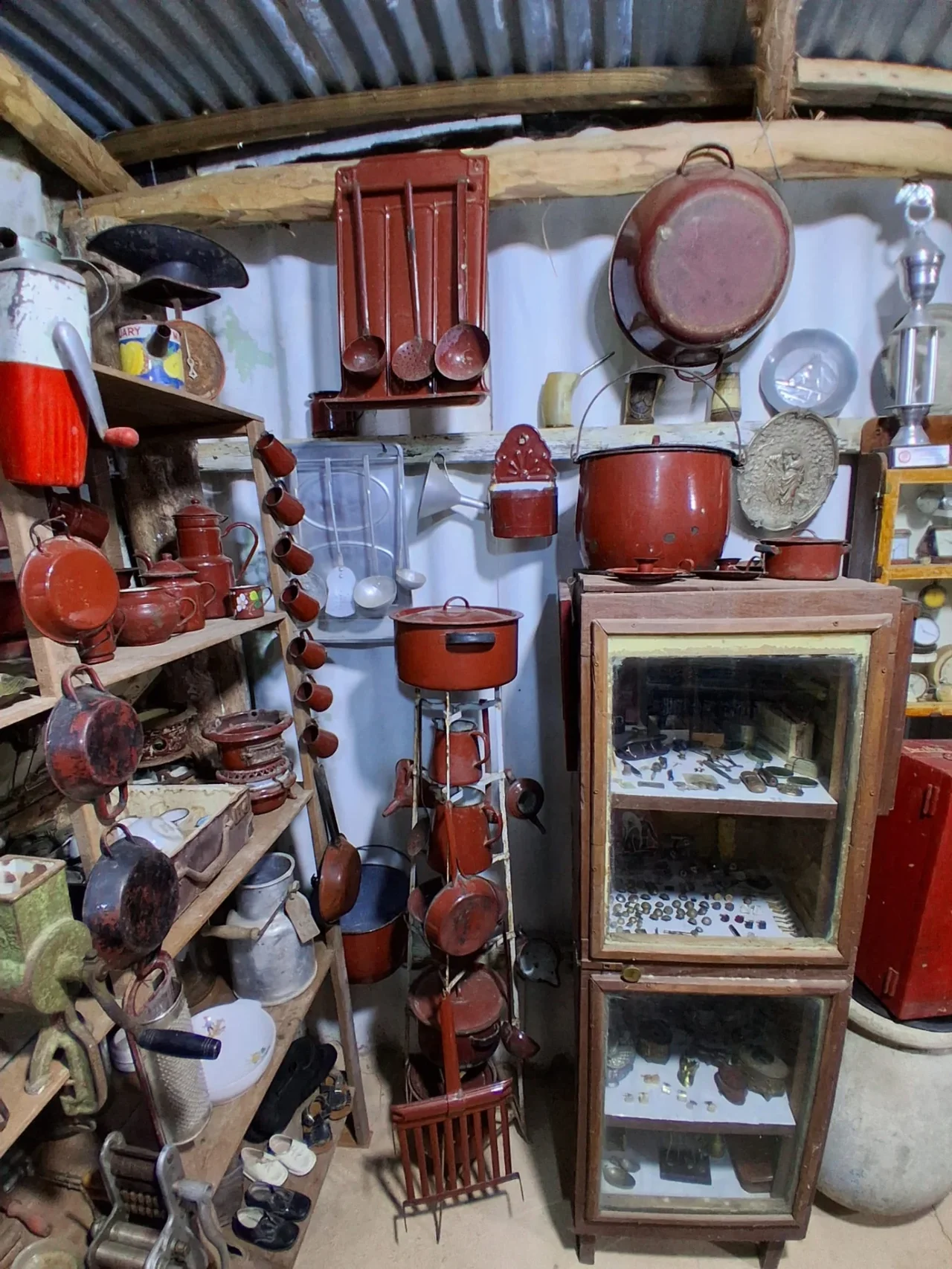 Utensilios de cocina esmaltados conservados en el museo.