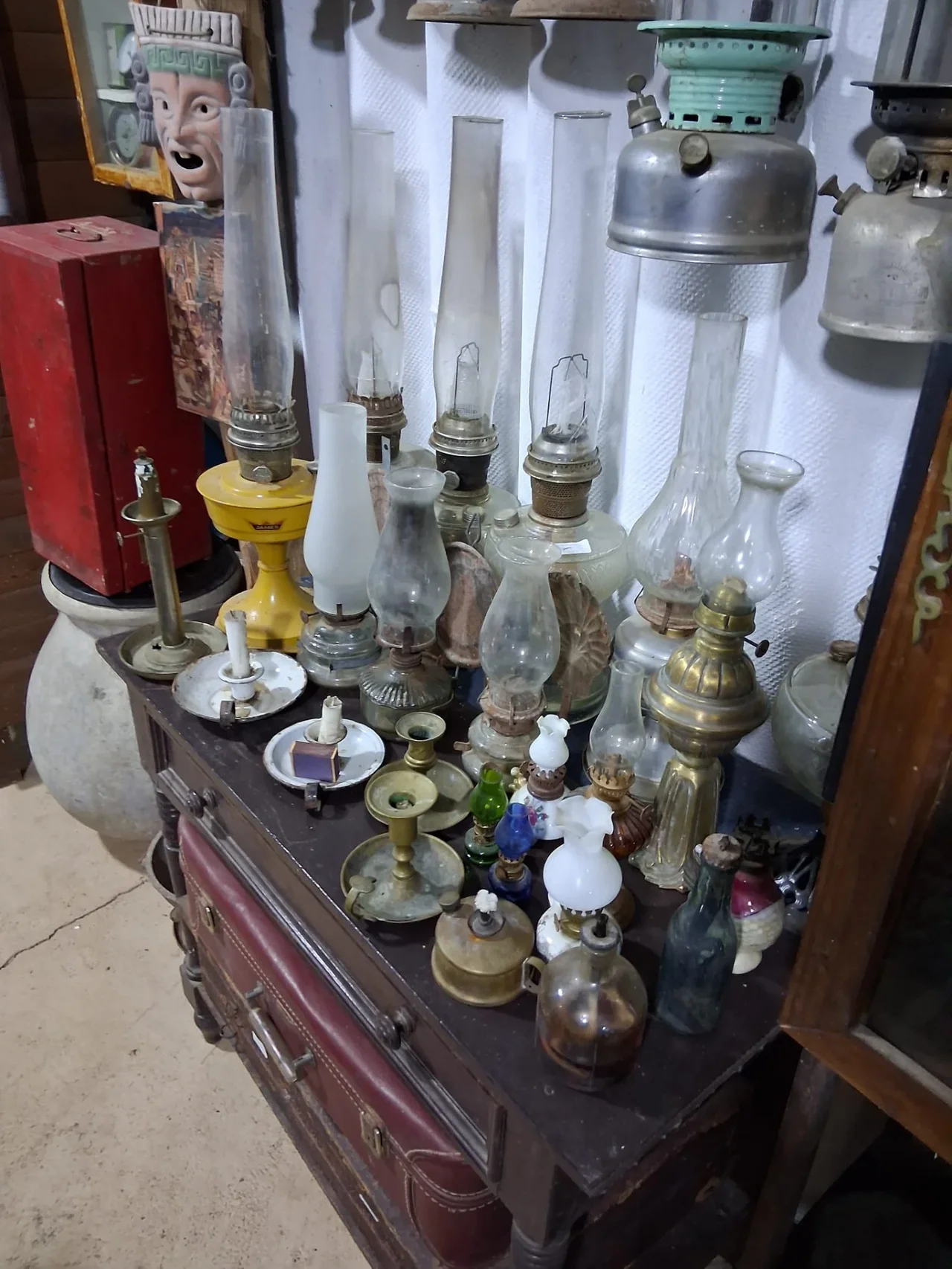 Conjunto de lámparas antiguas conservadas en el museo.